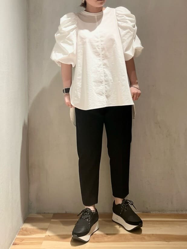 ブラック系のその他パンツ、ブラック系のスニーカー、ホワイト系のシャツ/ブラウスを着用したレディースの夏コーディネートの3枚目の写真