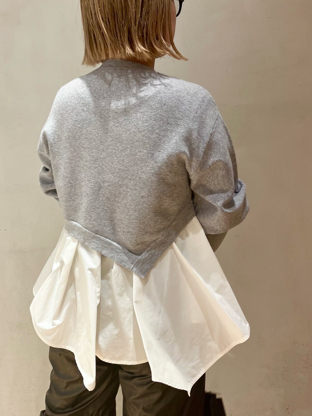 ホワイト系のカーディガン/ボレロ、グレー系のニット/セーターを着用したレディースの冬コーディネートの7枚目の写真