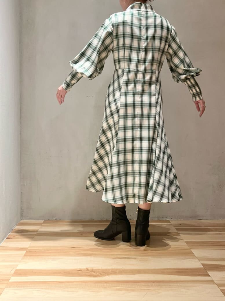 ホワイト系のワンピース、グリーン系のワンピースを着用したレディースの冬コーディネートの2枚目の写真