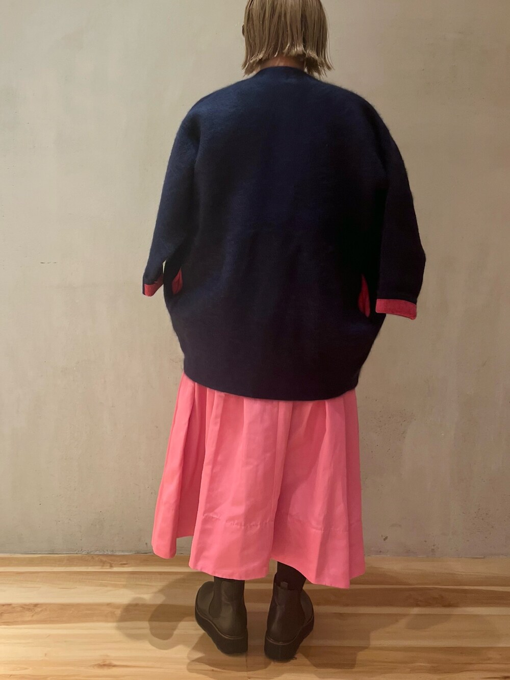 ブルー系のカーディガン/ボレロ、ピンク系のシャツ/ブラウス、ピンク系のスカートを着用したレディースの冬コーディネートの3枚目の写真