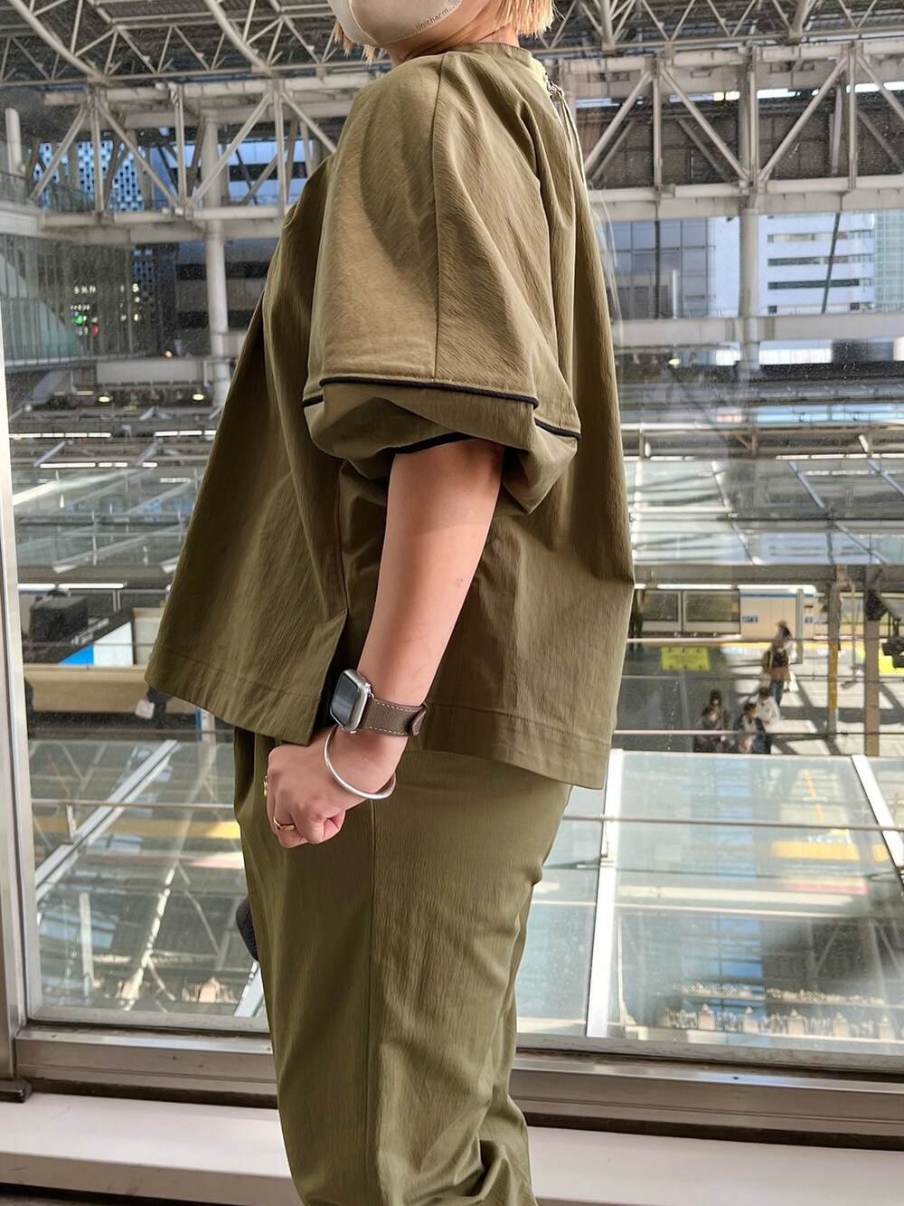 グリーン系のブルゾン、グリーン系のその他パンツ、その他のサンダルを着用したレディースの春コーディネートの5枚目の写真