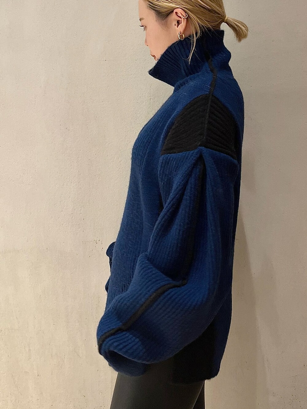 ベージュ系のその他アウター、ブルー系のニット/セーター、ブラック系のその他パンツを着用したレディースの秋コーディネートの8枚目の写真