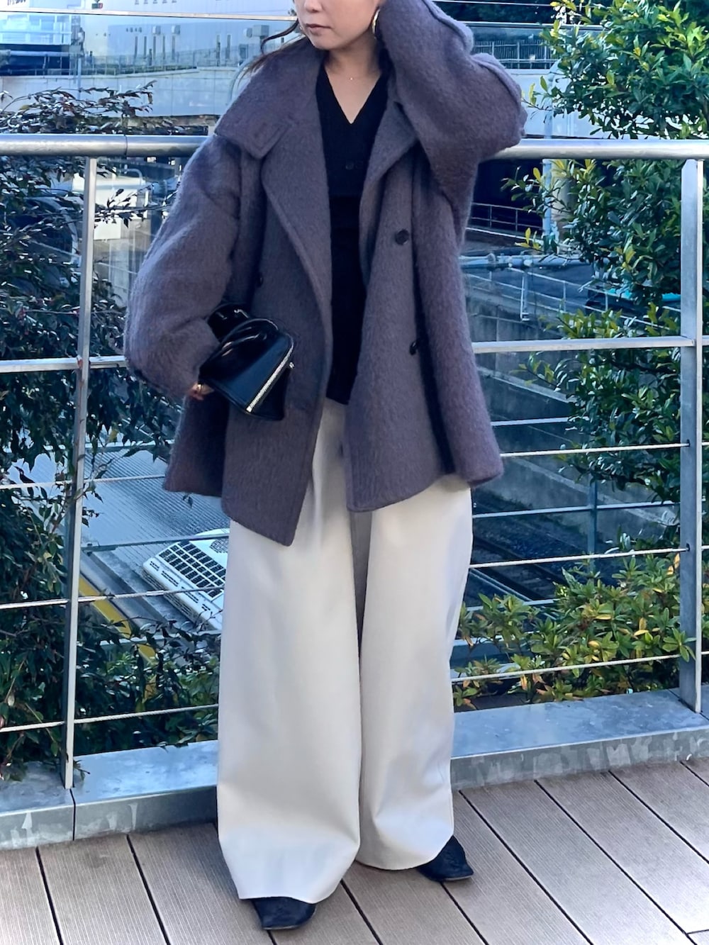 グレー系のその他アウター、ブラウン系のニット/セーター、ホワイト系のその他パンツを着用したレディースの冬コーディネートの4枚目の写真