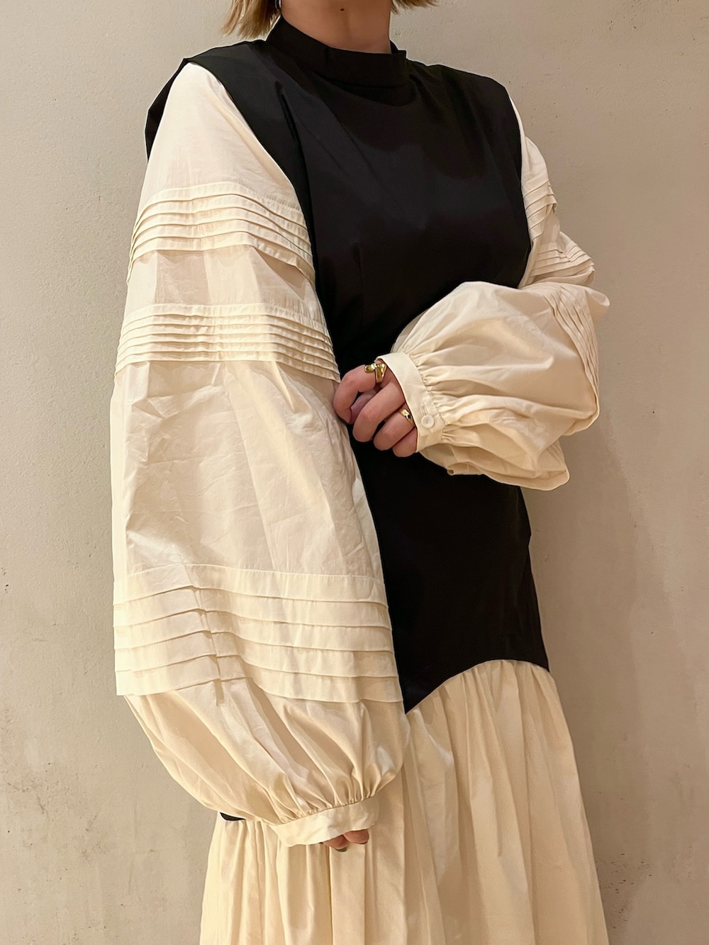 その他のワンピース、ブラック系のブーツ、ブラウン系のノーカラージャケットを着用したレディースの夏コーディネートの9枚目の写真