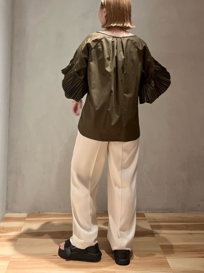 ブラウン系のシャツ/ブラウス、ブラック系のサンダル、ホワイト系のその他パンツを着用したレディースの夏コーディネートの4枚目の写真