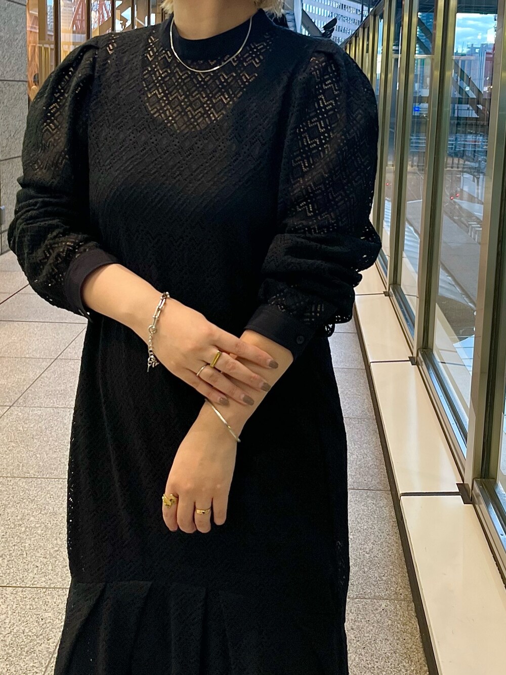 ブラック系のワンピース、ブラック系のブーツを着用したレディースの秋コーディネートの4枚目の写真