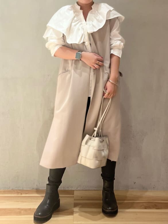 グレー系のノーカラージャケット、ブラック系のその他パンツ、ホワイト系のシャツ/ブラウスを着用したレディースの秋コーディネートの2枚目の写真