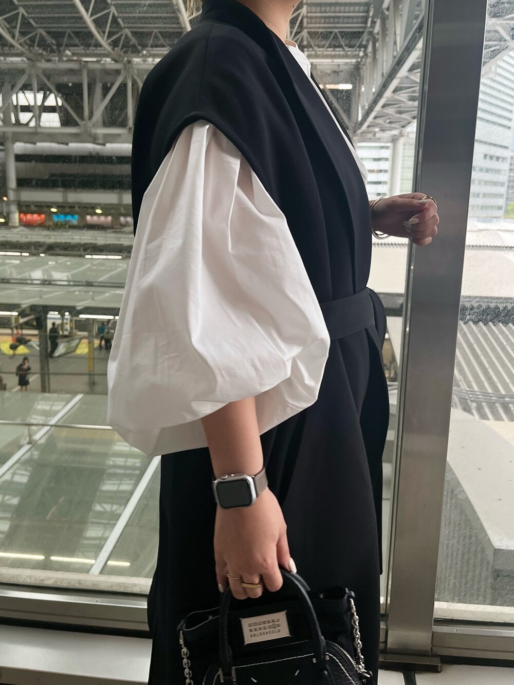 ホワイト系のシャツ/ブラウス、ブラック系のノーカラーコート、ブラック系のパンプスを着用したレディースの春コーディネートの6枚目の写真