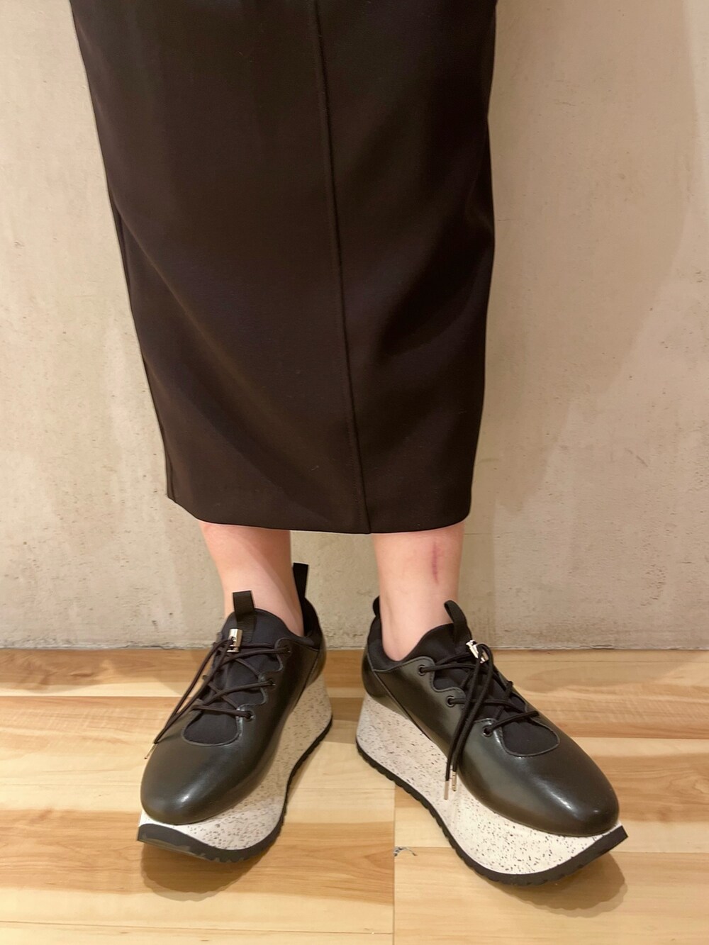 ブルー系のデニムジャケット、イエロー系のニット/セーター、ブラック系のスカートを着用したレディースの冬コーディネートの8枚目の写真