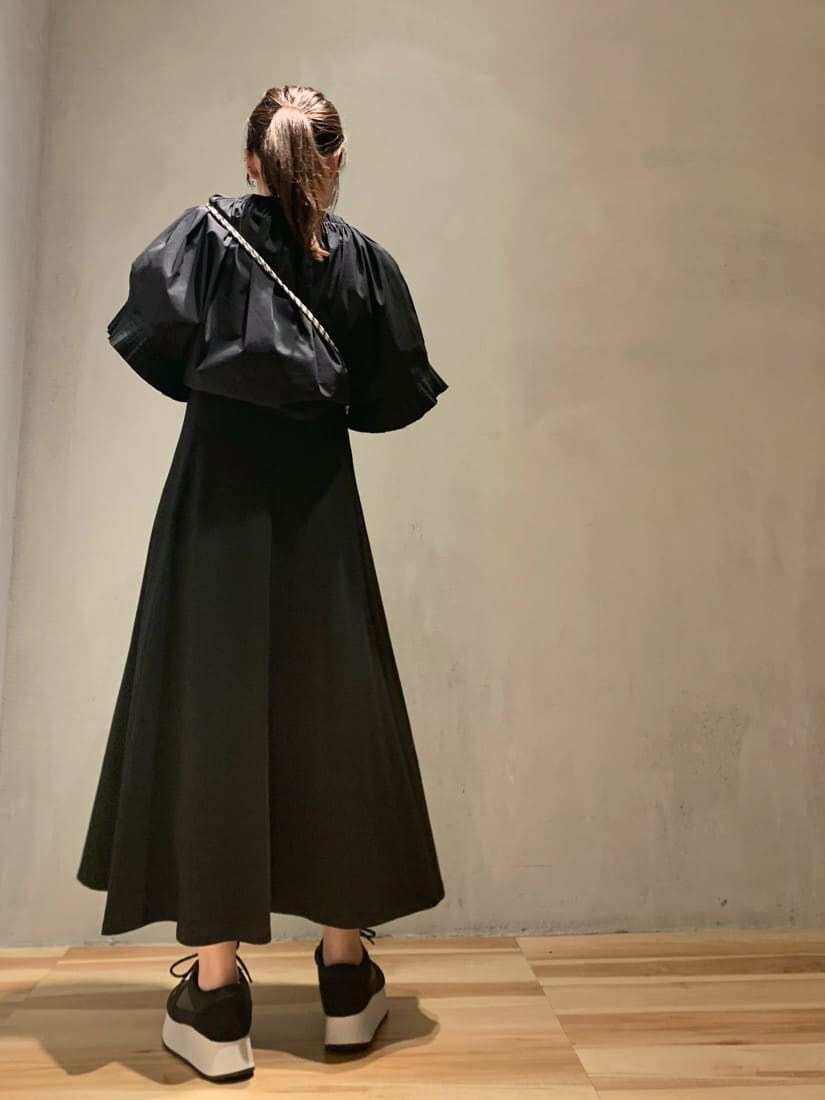 ブラック系のワンピース、ブラウン系のショルダーバッグを着用したレディースの夏コーディネートの3枚目の写真