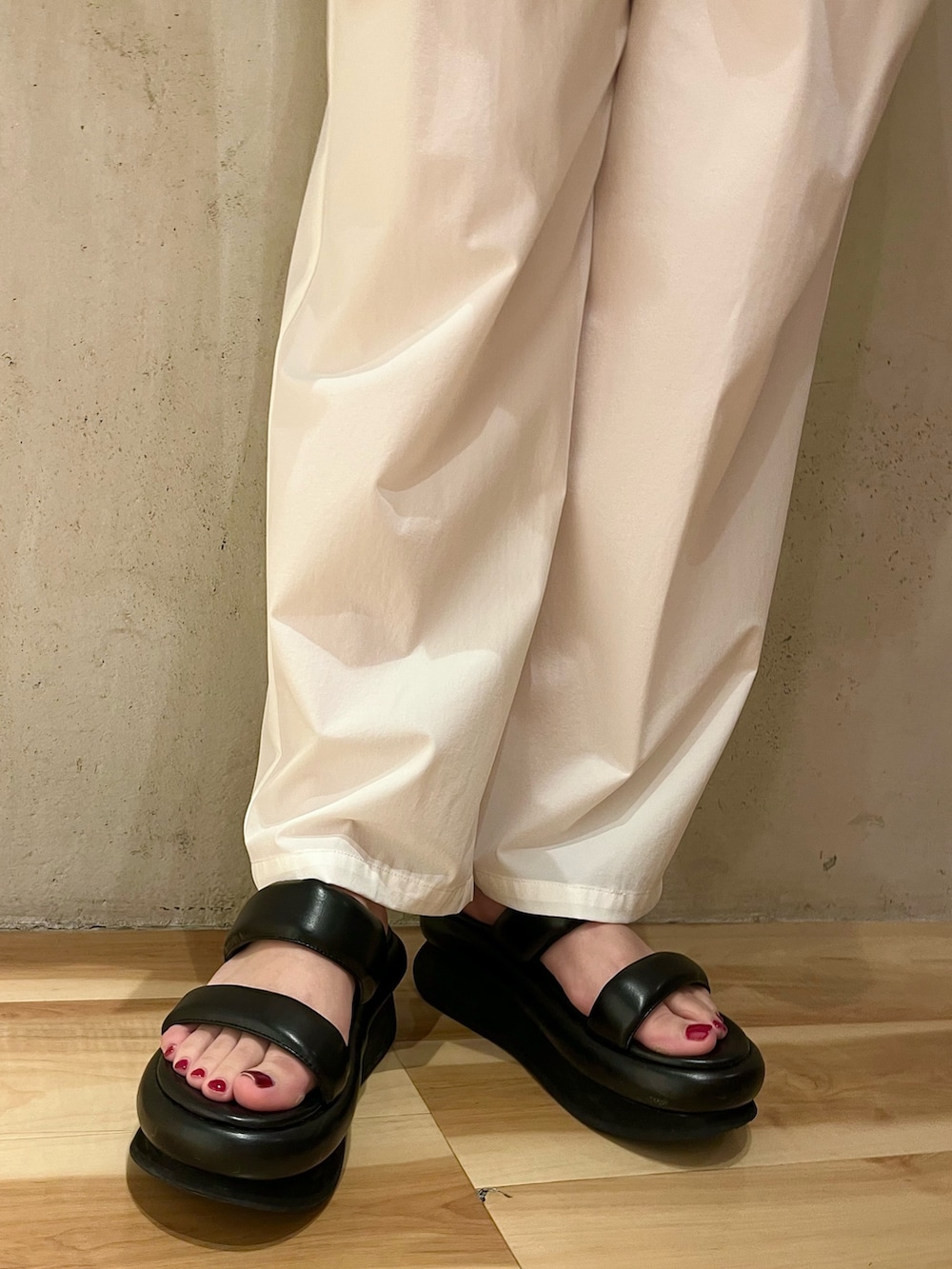 グリーン系のTシャツ/カットソー、ベージュ系のテーラードジャケット、ホワイト系のその他パンツを着用したレディースの冬コーディネートの9枚目の写真