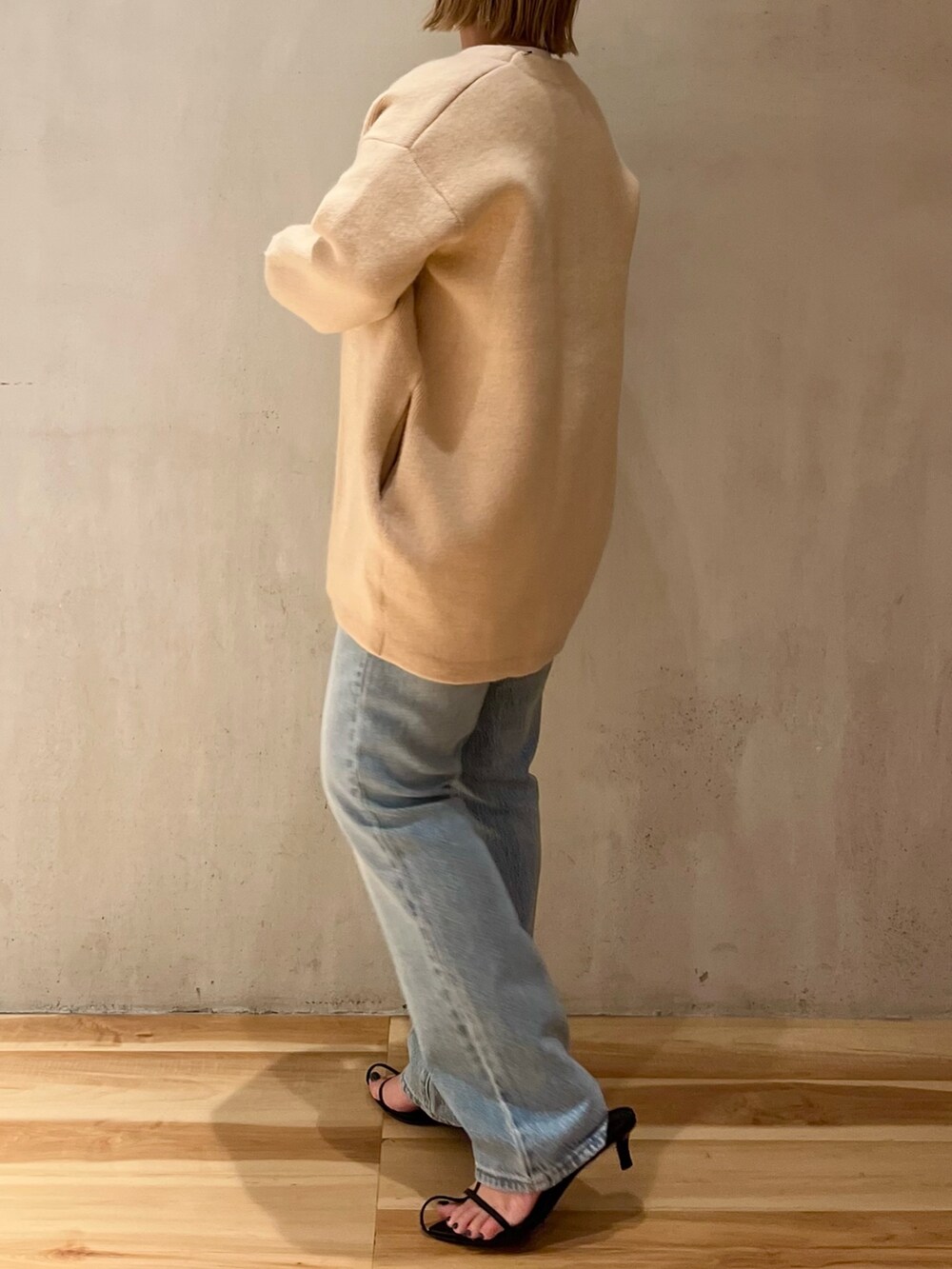 ベージュ系のノーカラージャケット、ホワイト系のTシャツ/カットソーを着用したレディースの夏コーディネートの5枚目の写真