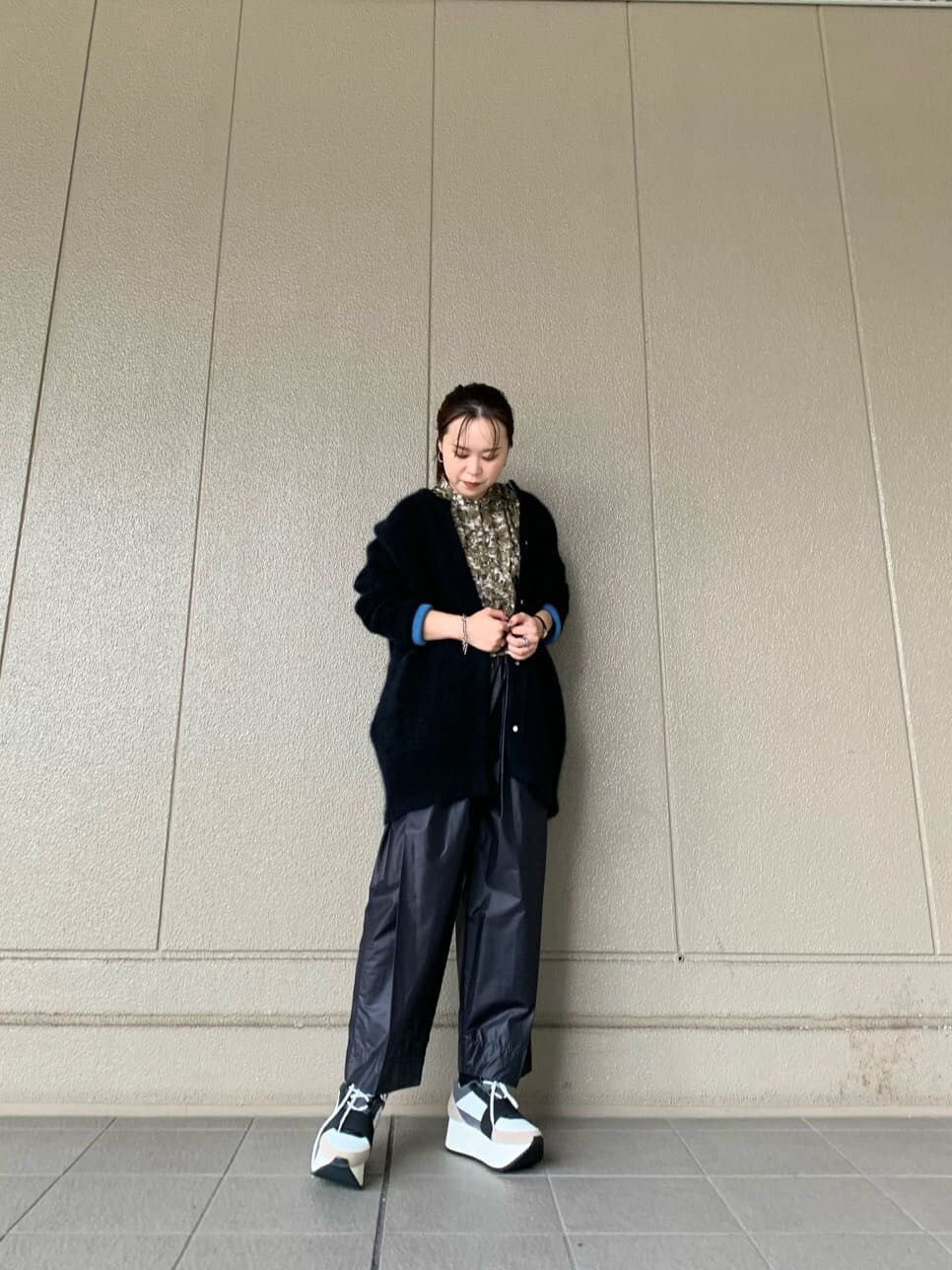 ベージュ系のシャツ/ブラウス、ブラック系のその他パンツ、ブラック系のカーディガン/ボレロを着用したレディースの秋コーディネートの2枚目の写真