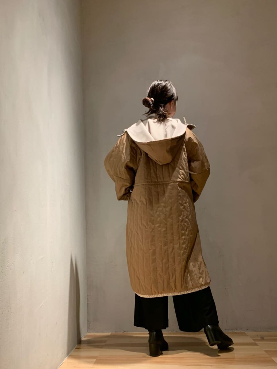 ブラウン系のその他アウター、ブラック系のつなぎ/オールインワン、ベージュ系のニット/セーターを着用したレディースの秋コーディネートの4枚目の写真