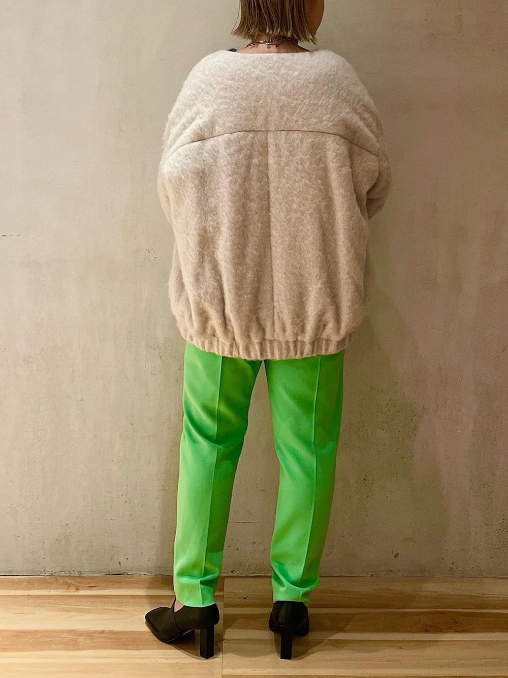 ベージュ系のその他アウター、グレー系のカーディガン/ボレロ、ブラック系のパンプスを着用したレディースの夏コーディネートの3枚目の写真