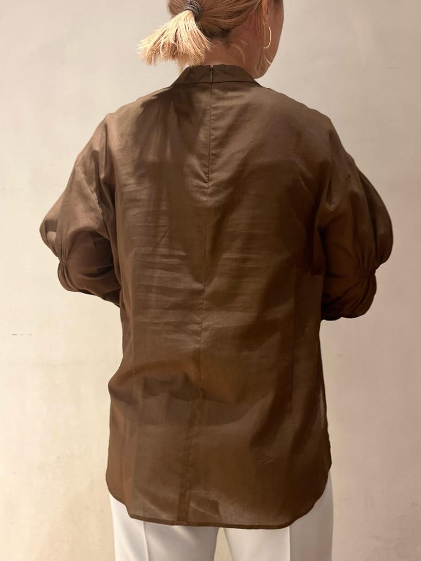 ブルー系のその他パンツ、ブラウン系のシャツ/ブラウスを着用したレディースの夏コーディネートの6枚目の写真