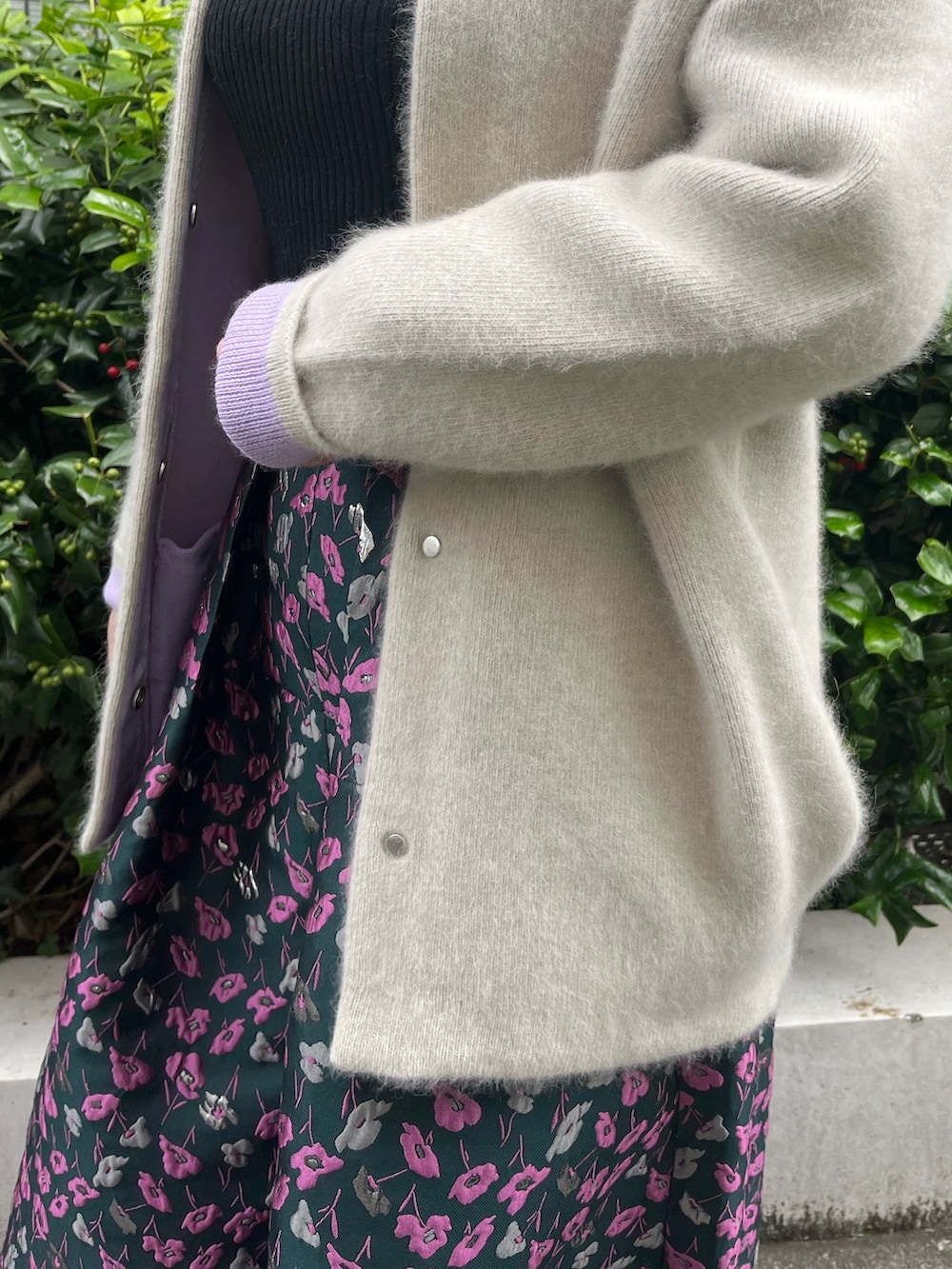 ホワイト系のノーカラージャケット、グリーン系のスカート、ブラック系のブーツを着用したレディースの夏コーディネートの8枚目の写真