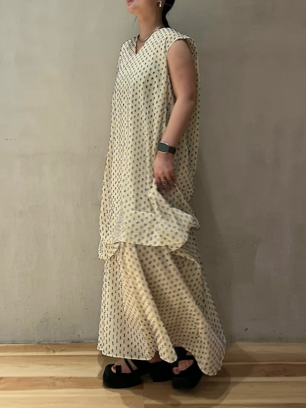 ホワイト系のワンピース、ブラック系のサンダルを着用したレディースの夏コーディネートの2枚目の写真