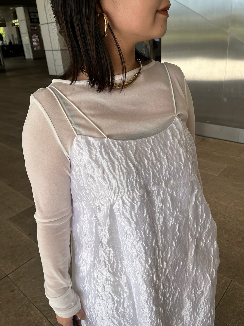 ホワイト系のTシャツ/カットソー、ホワイト系のワンピース、ホワイト系のブーツを着用したレディースの冬コーディネートの8枚目の写真