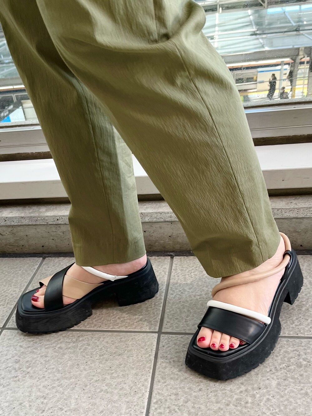 グリーン系のブルゾン、グリーン系のその他パンツ、その他のサンダルを着用したレディースの春コーディネートの8枚目の写真