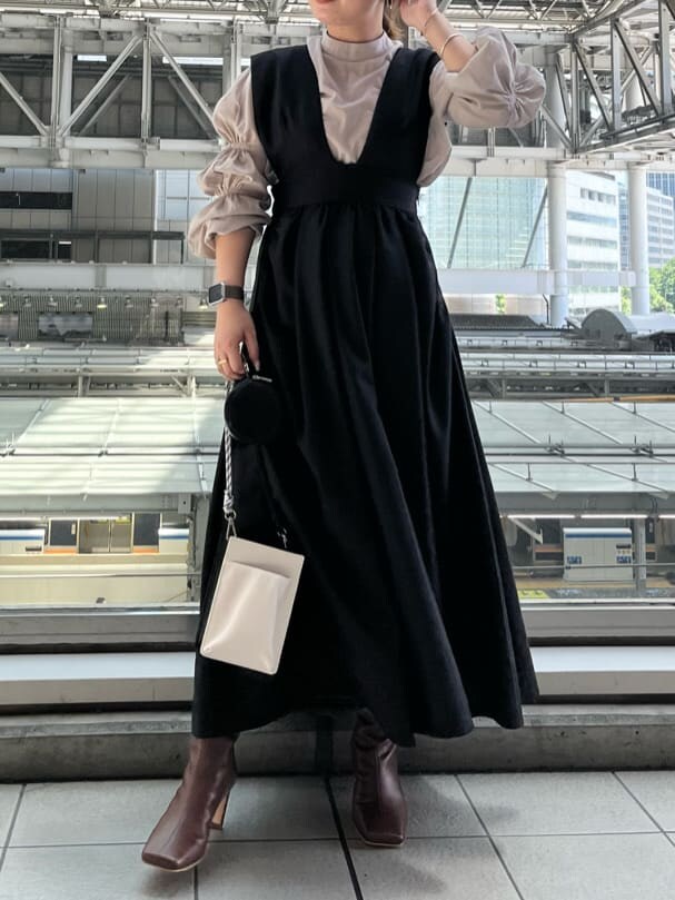 ホワイト系のショルダーバッグ、ベージュ系のシャツ/ブラウス、ブラウン系のブーツを着用したレディースの夏コーディネートの2枚目の写真