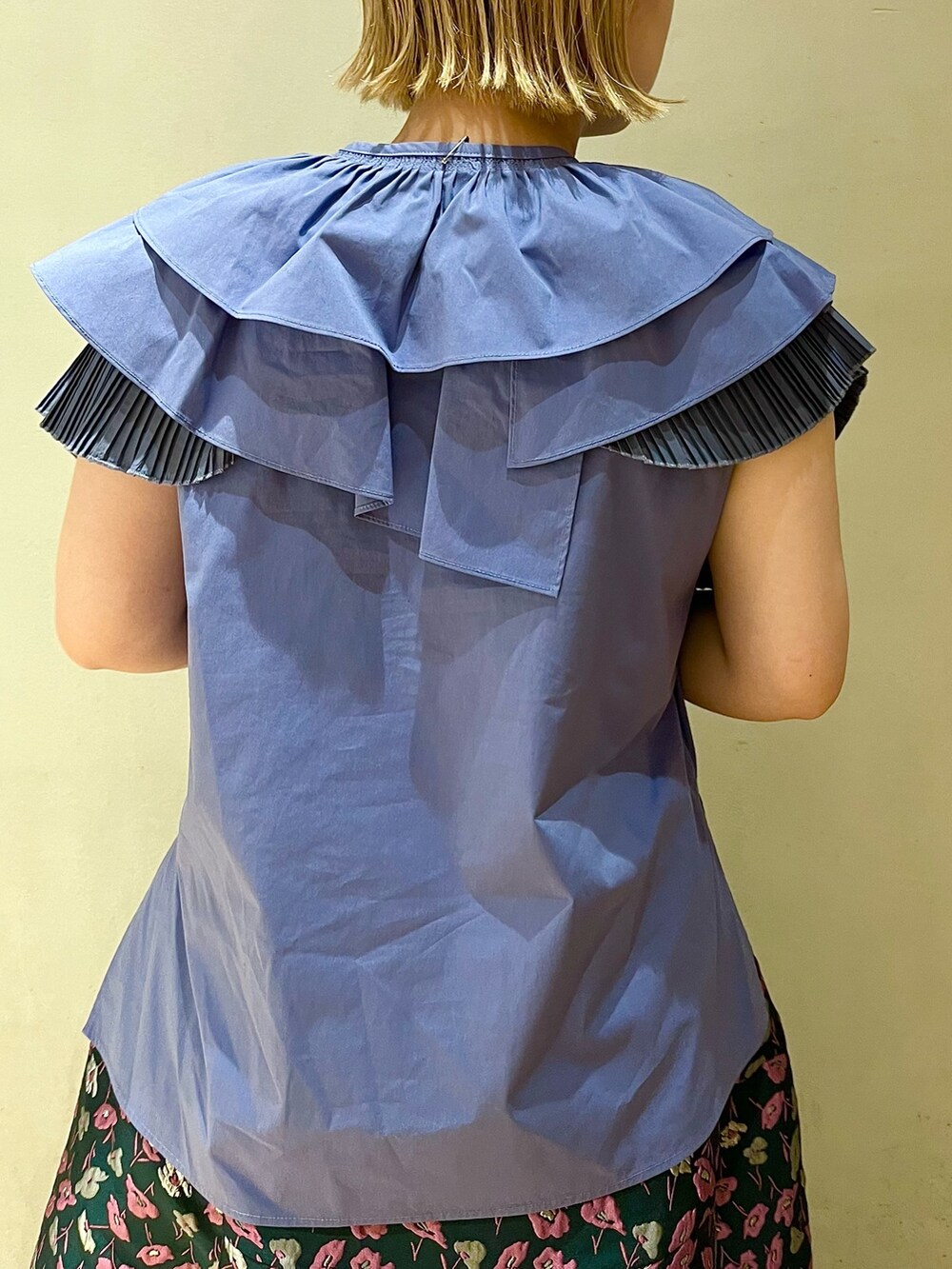 ブルー系のシャツ/ブラウス、グリーン系のスカートを着用したレディースの春コーディネートの5枚目の写真