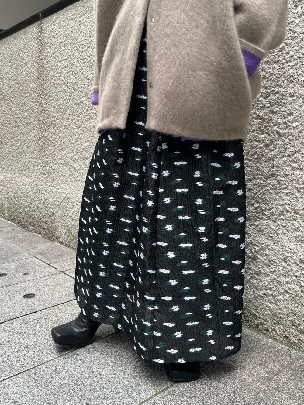 ベージュ系のカーディガン/ボレロ、その他のスカート、ブラック系のブーツを着用したレディースの夏コーディネートの7枚目の写真