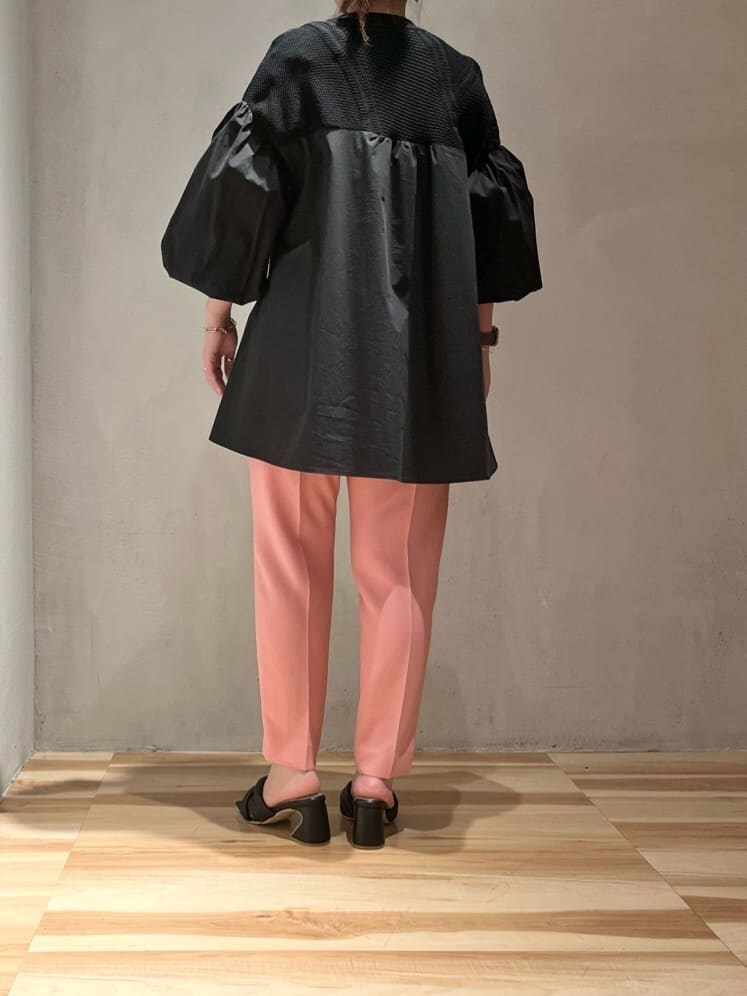 ブラック系のシャツ/ブラウス、レッド系のその他パンツ、ブラック系のサンダルを着用したレディースの春コーディネートの3枚目の写真