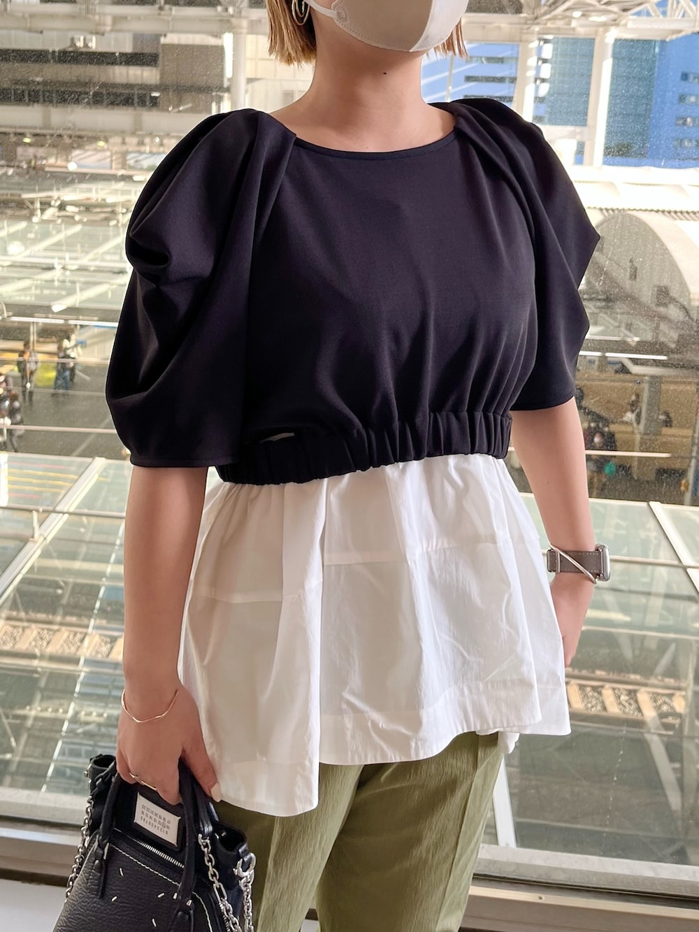 その他のサンダル、グリーン系のその他パンツ、ブラック系のシャツ/ブラウスを着用したレディースの春コーディネートの5枚目の写真