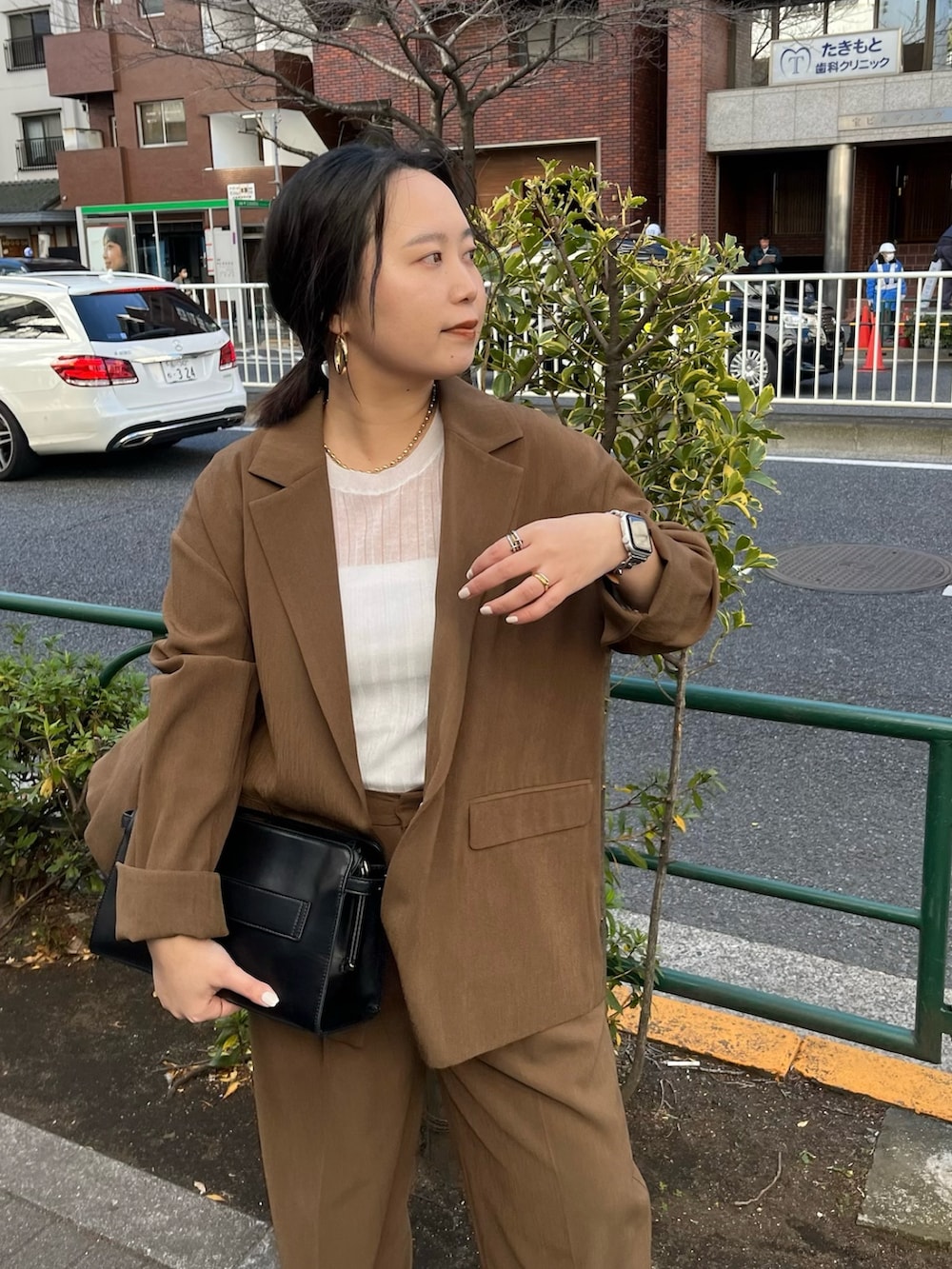 ブラウン系のテーラードジャケット、ブラウン系のその他パンツ、ゴールド系のサンダルを着用したレディースの冬コーディネートの6枚目の写真