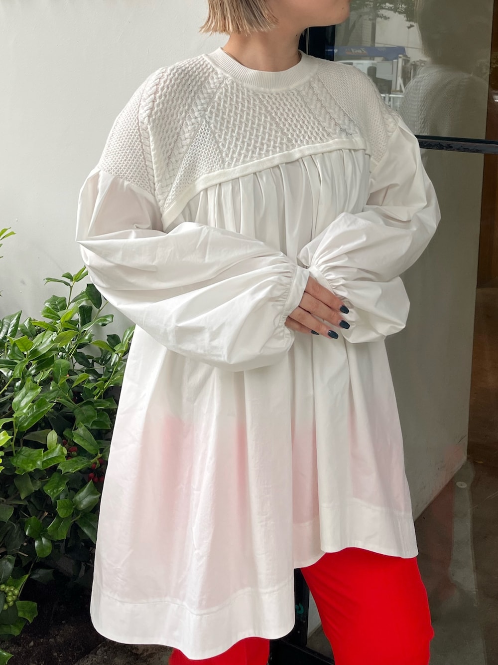 ホワイト系のシャツ/ブラウス、レッド系のその他パンツを着用したレディースの夏コーディネートの6枚目の写真