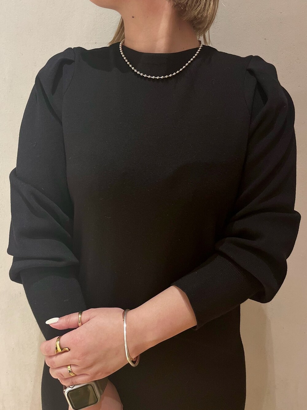 ブラック系のテーラードジャケット、ブラック系のワンピース、シルバー系のネックレスを着用したレディースの冬コーディネートの7枚目の写真