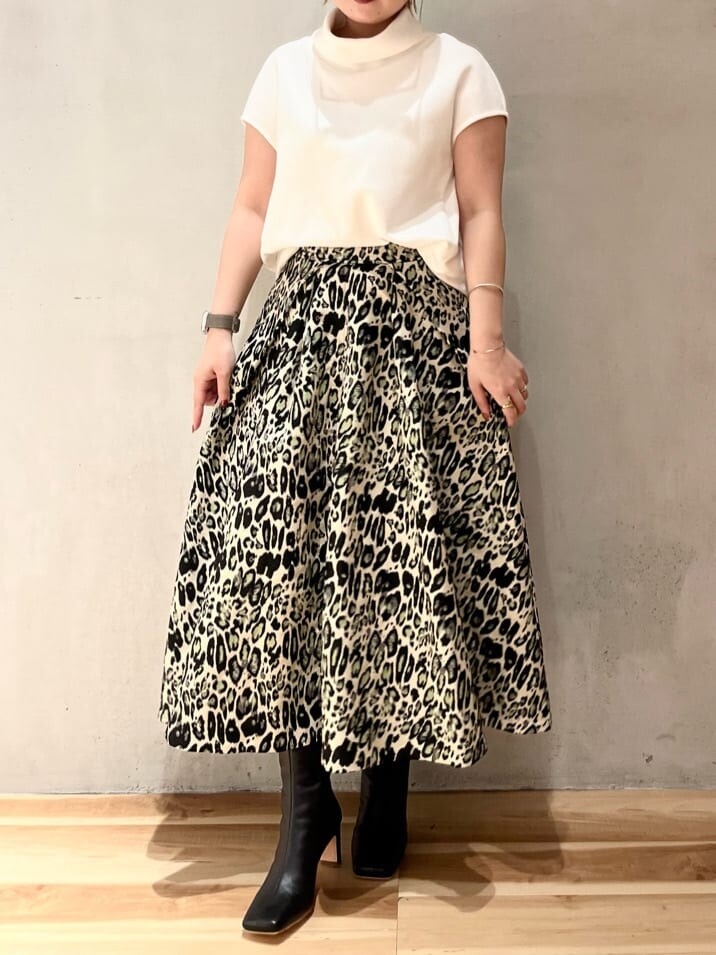 ホワイト系のTシャツ/カットソー、その他のスカート、ブラック系のブーツを着用したレディースの夏コーディネートの3枚目の写真