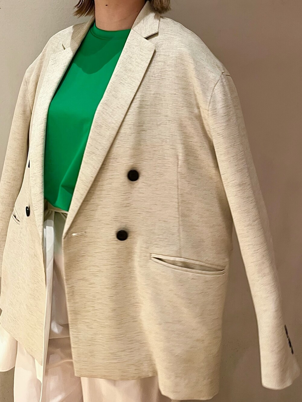 グリーン系のTシャツ/カットソー、ベージュ系のテーラードジャケット、ホワイト系のその他パンツを着用したレディースの冬コーディネートの8枚目の写真