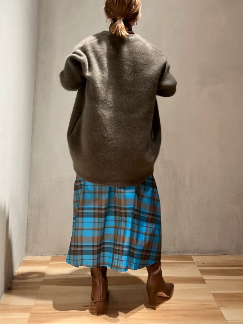 その他のスカート、ブラウン系のTシャツ/カットソー、ベージュ系のその他アウターを着用したレディースの夏コーディネートの5枚目の写真