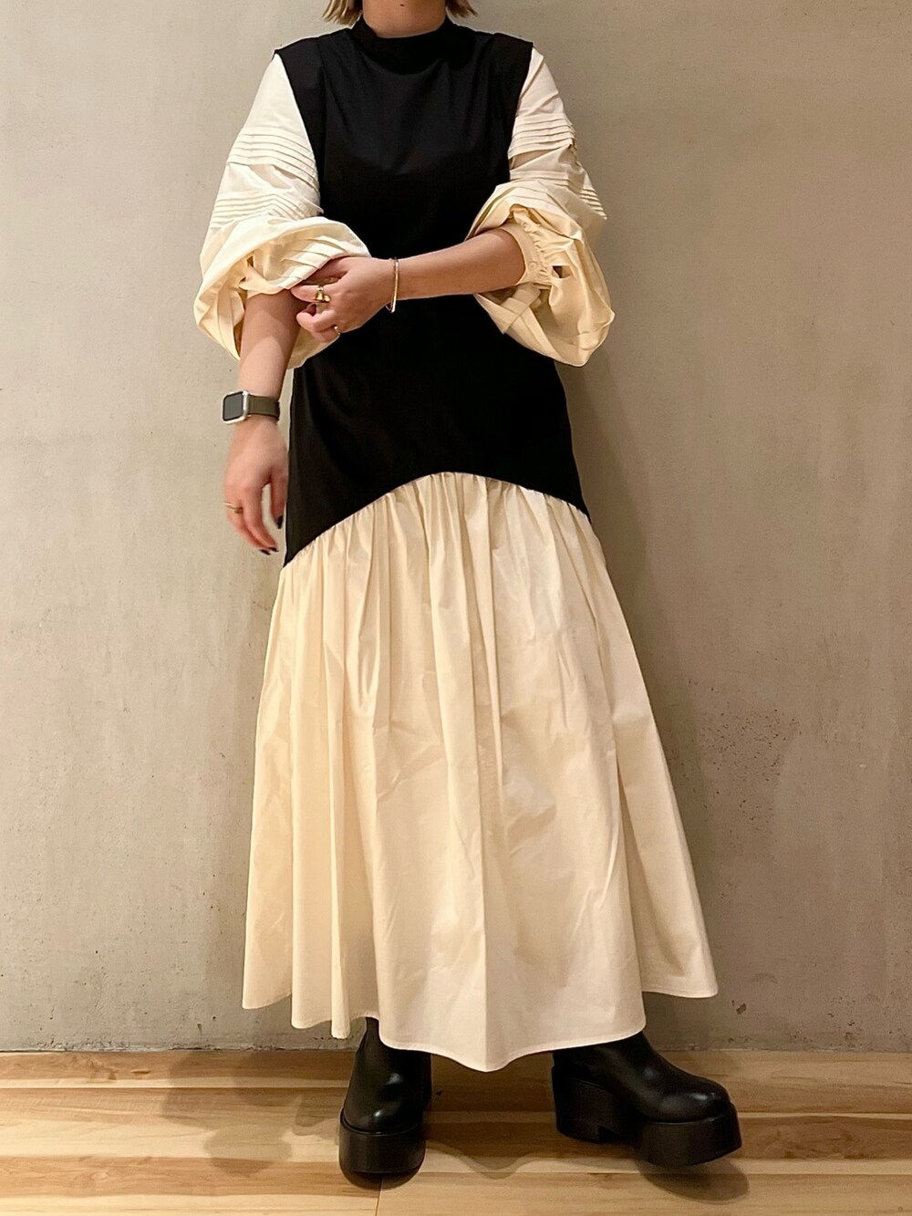 その他のワンピース、ブラック系のブーツを着用したレディースの春コーディネートの5枚目の写真