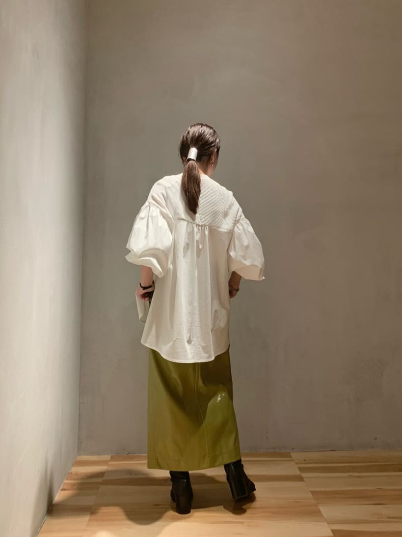 ホワイト系のシャツ/ブラウス、ベージュ系のスカートを着用したレディースの秋コーディネートの2枚目の写真