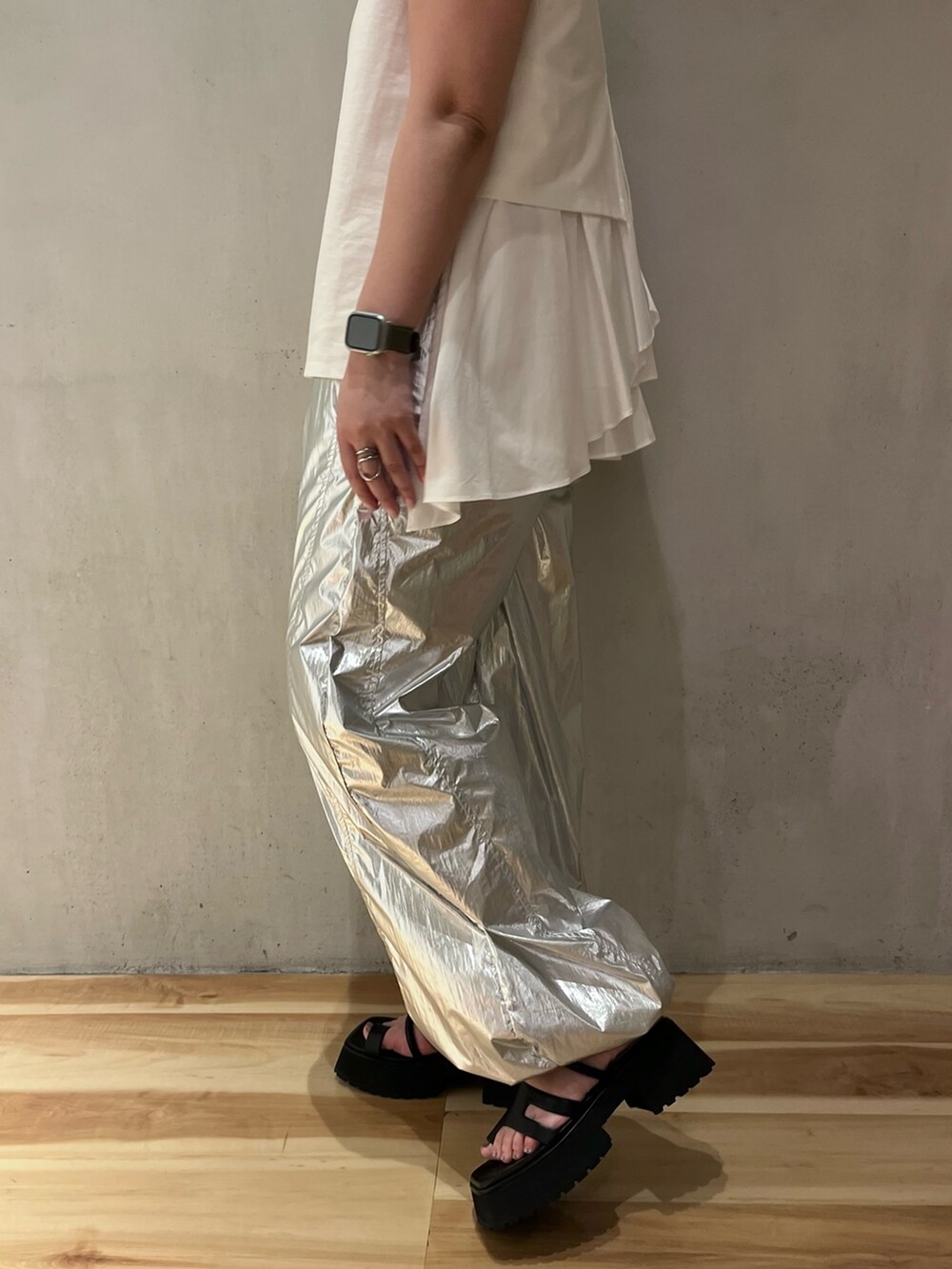 ホワイト系のタンクトップ、シルバー系のその他パンツ、ブラック系のサンダルを着用したレディースの夏コーディネートの8枚目の写真