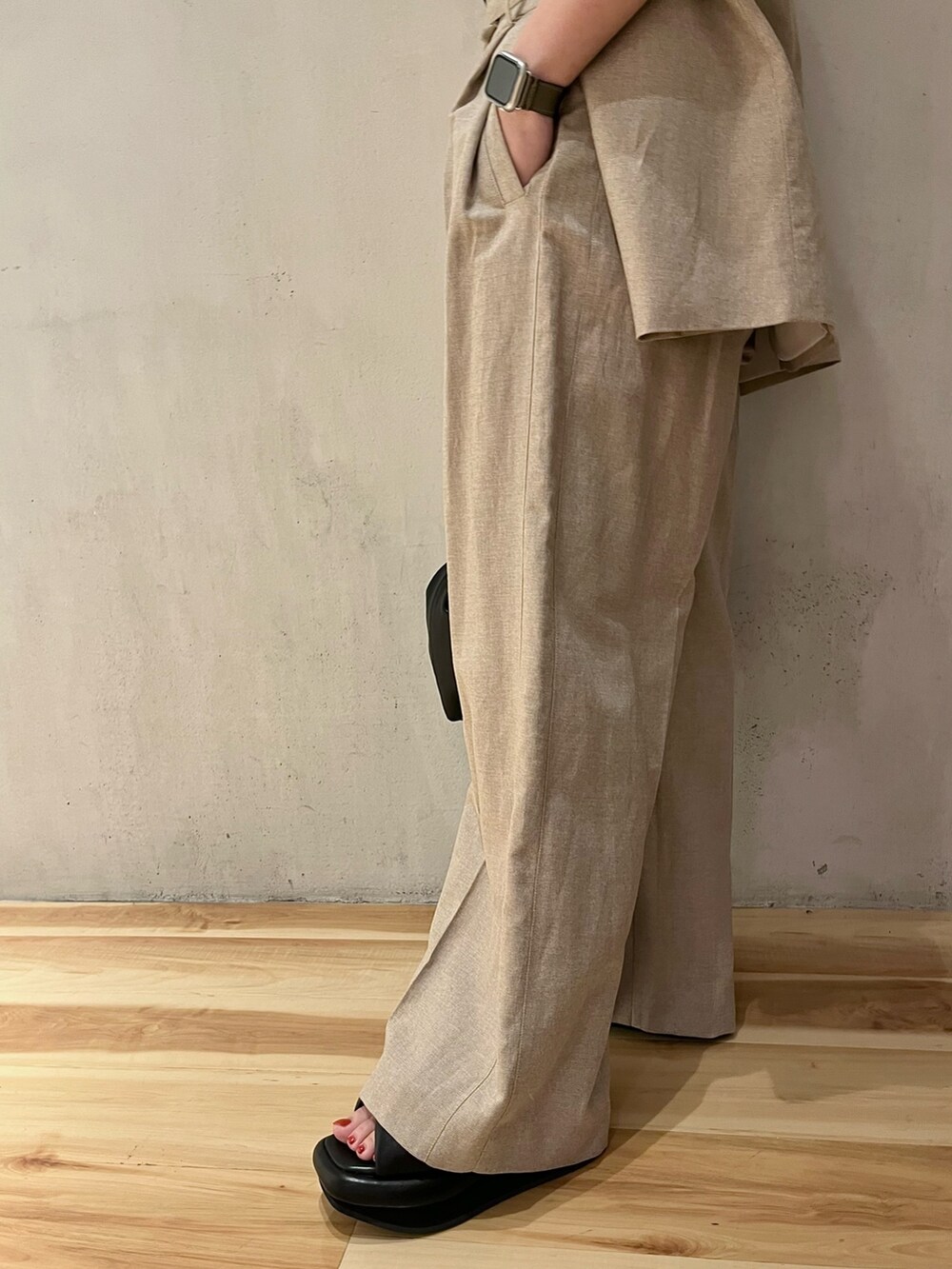 ベージュ系のテーラードジャケット、ベージュ系のその他パンツ、ブラック系のサンダルを着用したレディースの春コーディネートの9枚目の写真