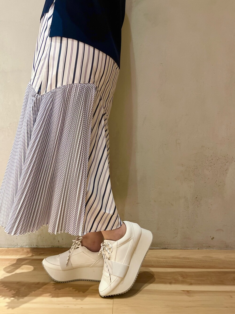 ホワイト系のスニーカー、ブルー系のワンピースを着用したレディースの冬コーディネートの7枚目の写真