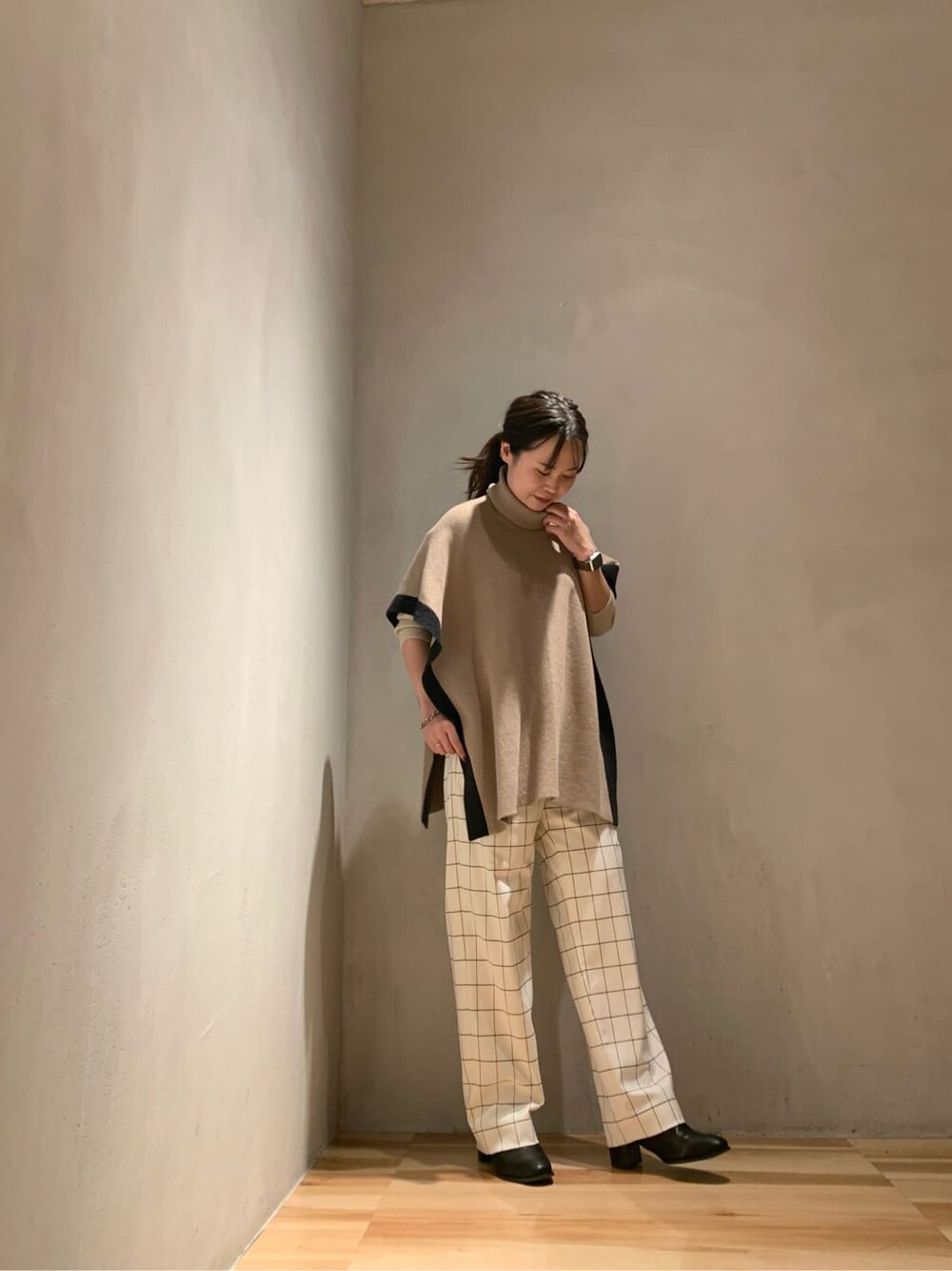 ベージュ系のワンピース、ホワイト系のその他パンツ、ベージュ系のニット/セーターを着用したレディースの秋コーディネートの3枚目の写真