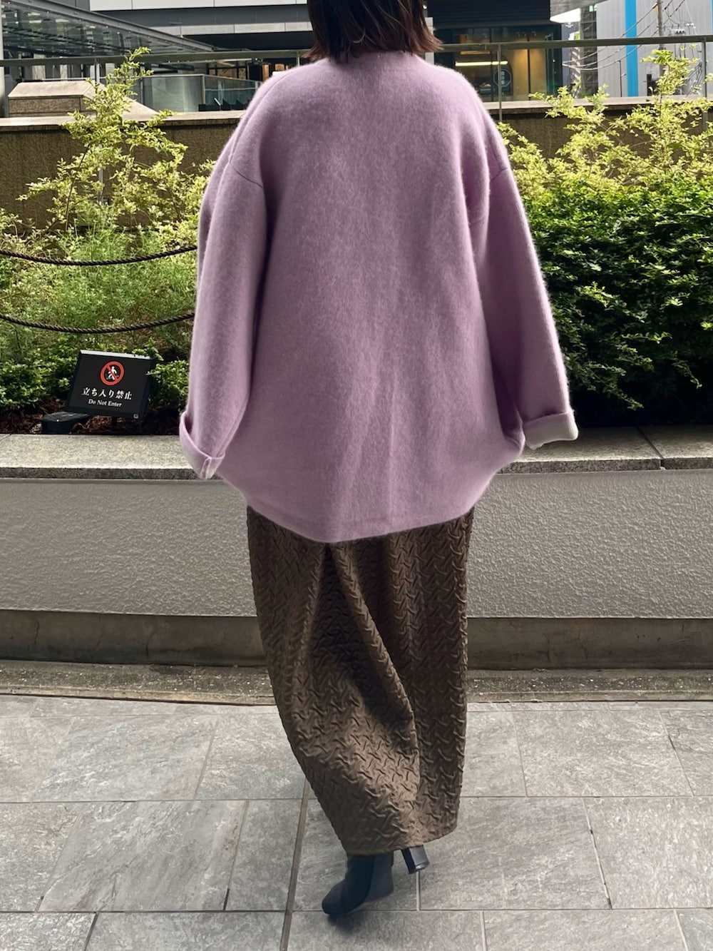 パープル系のカーディガン/ボレロ、ホワイト系のハンドバッグ、ベージュ系のワンピースを着用したレディースの夏コーディネートの4枚目の写真