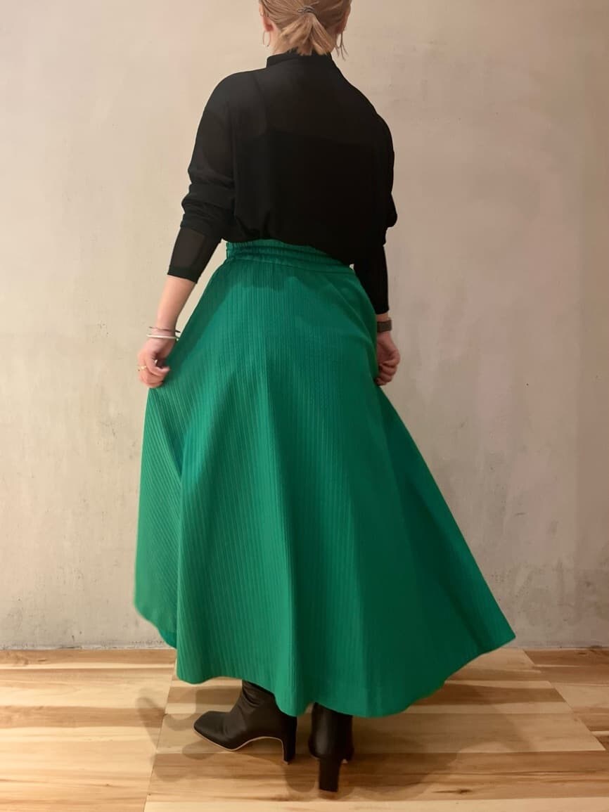 グリーン系のスカート、ブラック系のブーツ、ブラック系のTシャツ/カットソーを着用したレディースの夏コーディネートの3枚目の写真