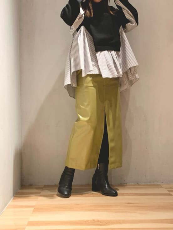 ベージュ系のスカート、その他のニット/セーターを着用したレディースの冬コーディネートの2枚目の写真