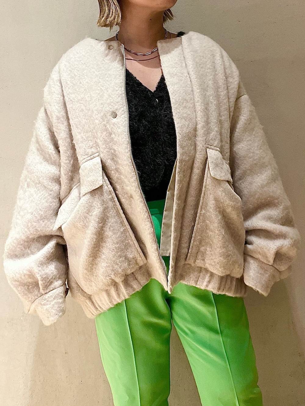 ベージュ系のその他アウター、グレー系のカーディガン/ボレロ、ブラック系のパンプスを着用したレディースの夏コーディネートの4枚目の写真