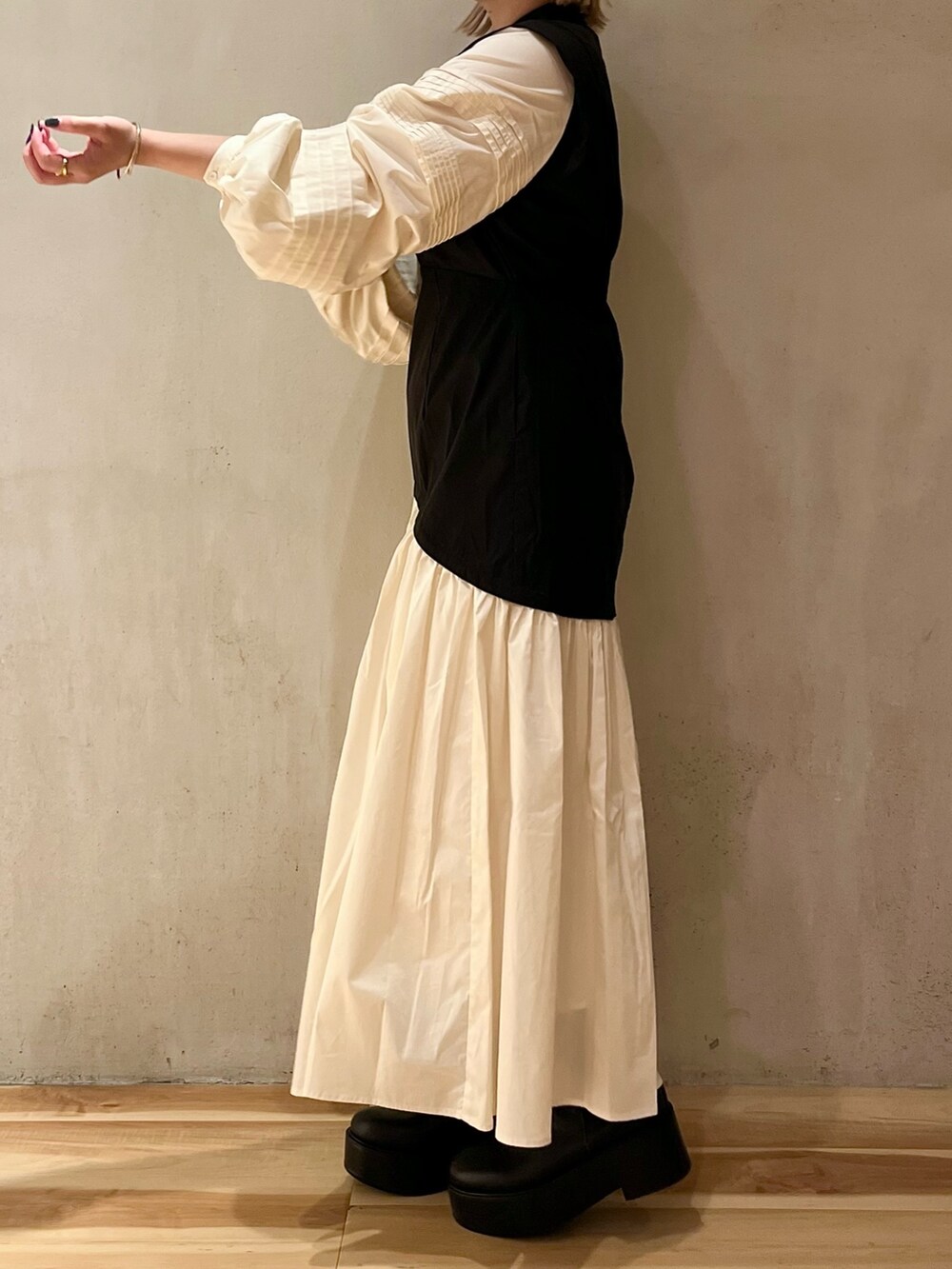 その他のワンピース、ブラック系のブーツ、ブラウン系のノーカラージャケットを着用したレディースの夏コーディネートの8枚目の写真