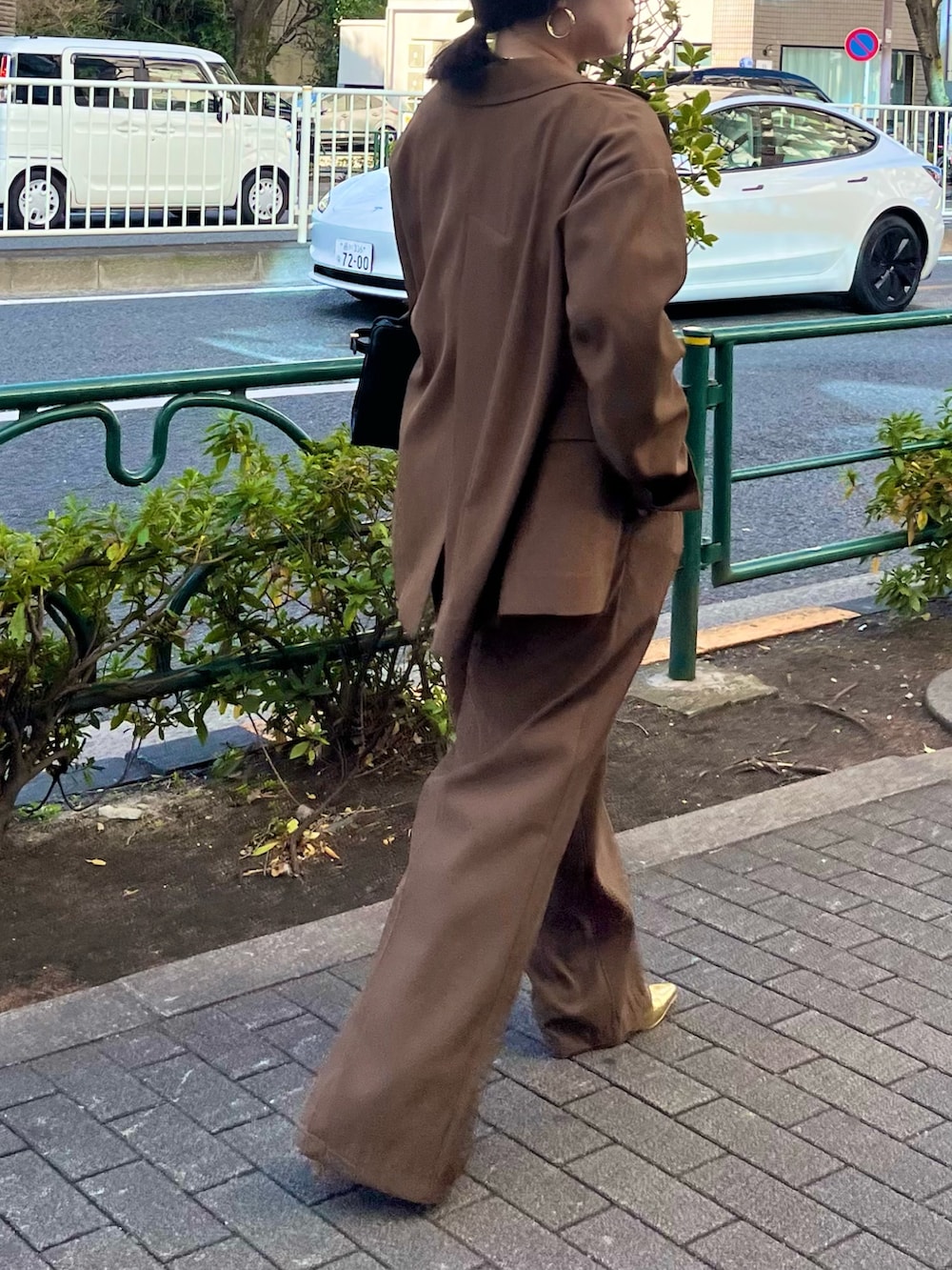 ブラウン系のテーラードジャケット、ブラウン系のその他パンツ、ゴールド系のサンダルを着用したレディースの冬コーディネートの4枚目の写真