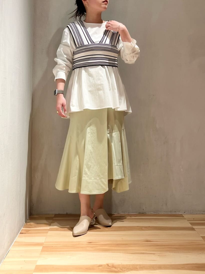 グリーン系のスカート、その他のニット/セーターを着用したレディースの冬コーディネートの2枚目の写真