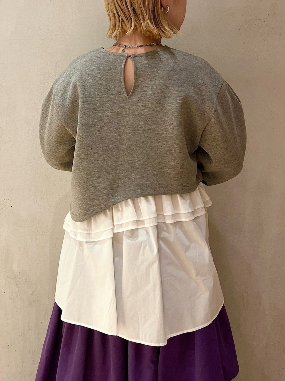 グレー系のTシャツ/カットソー、パープル系のスカート、ブラック系のブーツを着用したレディースの夏コーディネートの6枚目の写真