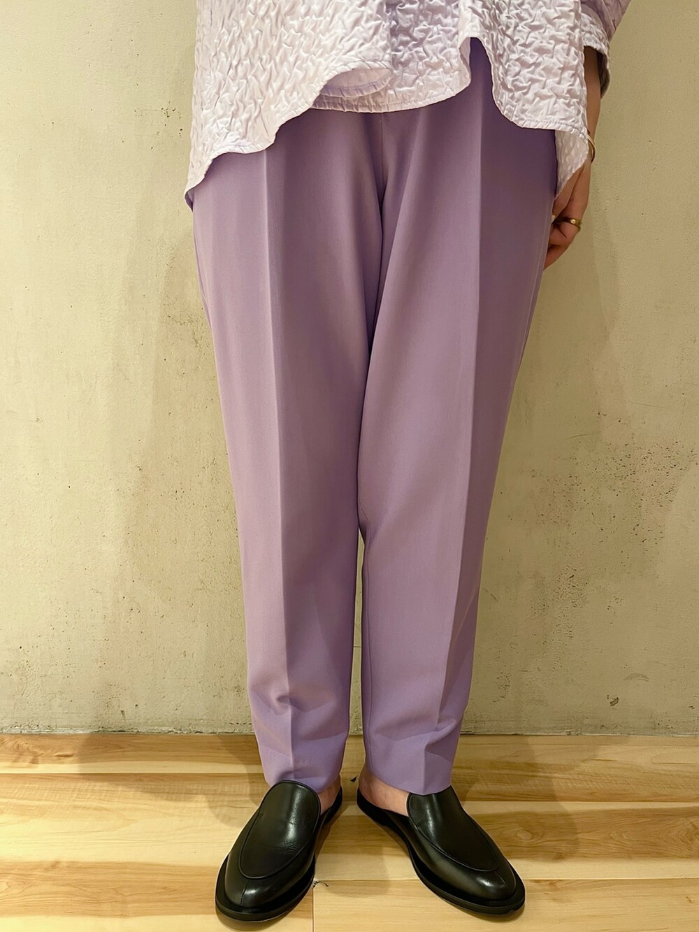 グレー系のショルダーバッグ、ブルー系のデニムジャケット、パープル系のその他パンツを着用したレディースの冬コーディネートの9枚目の写真